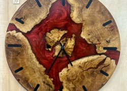 Ručne vyrábané hodiny z olivového dreva a epoxidovej živice s presným QUARTZ mechanizmom. Originálny dizajn, možnosť výroby na mieru, každý kus je jedinečný.